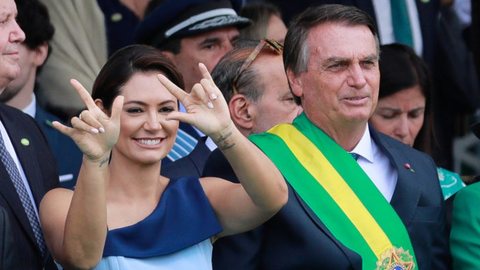 Ex-presidente Jair Bolsonaro (PL) e ex-primeira-dama Michelle Bolsonaro em evento no Palácio do Planalto (DF) - Imagem: reprodução/Facebook