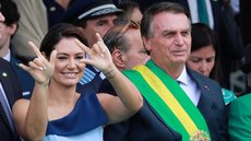 Ex-presidente Jair Bolsonaro (PL) e ex-primeira-dama, Michelle Bolsonaro, em coletiva de imprensa no Palácio do Planalto (DF) - Imagem: reprodução/Facebook