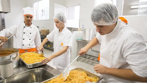 Os almoços comemorativos nos dias 24 e 31 de dezembro prometem pratos tradicionais como pernil e panetone - Imagem: Divulgação / Governo de SP