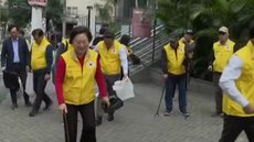 Com coletes amarelos, participantes recolhem lixo e fortalecem laços comunitários, promovendo segurança e estética no bairro - Imagem: Reprodução/TV Globo
