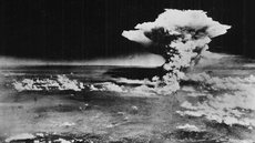 Imagem registrada do avião "Enola Gay" da nuvem atômica de Hiroshima, formada minutos após a detonação - Imagem: Reprodução / Wikipédia