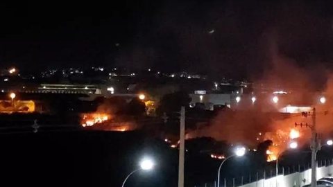 Bombeiros combatem incêndio em terreno próximo à linha férrea em Taubaté - Imagem: reprodução grupo bom dia