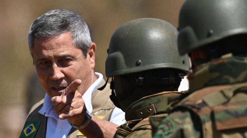 Braga Netto pressionou coronéis a apoiarem plano de golpe e chamou comandante do Exército de “cagão” - Imagem: Reprodução | X (Twitter) - @AFPnews