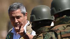 Braga Netto pressionou coronéis a apoiarem plano de golpe e chamou comandante do Exército de “cagão” - Imagem: Reprodução | X (Twitter) - @AFPnews