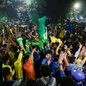 Do outro lado do mundo, milhões de bangladeshianos transformam o Brasil em paixão nacional - Imagem: Reprodução/Mohammad Ponir Hossain/Reuters