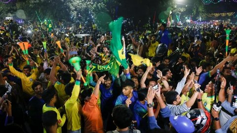 Do outro lado do mundo, milhões de bangladeshianos transformam o Brasil em paixão nacional - Imagem: Reprodução/Mohammad Ponir Hossain/Reuters