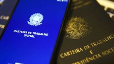 Carteira de Trabalho e Previdência Social (CTPS) nas versões digital e impressa - Imagem: Reprodução / Agência Brasil / Marcelo Camargo