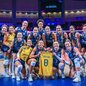 Jogadoras da seleção feminina de vôlei exibem camisa de Júlia Kudiess na VNL após vitória por 3 sets a 2 contra Itália - Imagem: Reprodução/Volleyball World