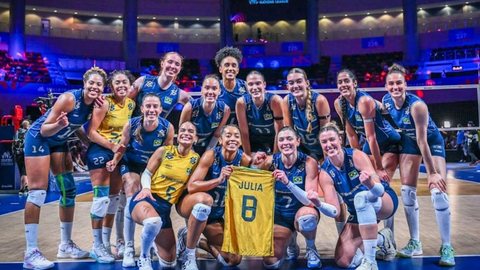 Jogadoras da seleção feminina de vôlei exibem camisa de Júlia Kudiess na VNL após vitória por 3 sets a 2 contra Itália - Imagem: Reprodução/Volleyball World