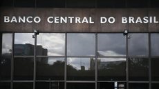 Banco Central aponta pressão das importações e maior déficit em renda como fatores principais. - Imagem: Reprodução/Agência Brasil.
