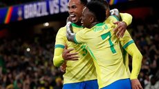 Casemiro é abraçado por Gabriel Magalhães e Vini Jr. após marcar segundo gol - Foto: Ian Kington / AFP