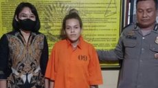 A jovem autônoma Manuela Vitória de Araújo Farias, de apenas 19 anos de idade, foi presa pela polícia da Indonésia - Imagem: reprodução/Twitter @N_Carvalheira