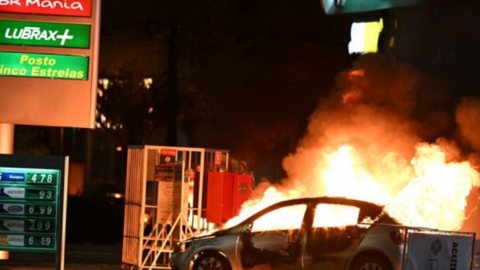 Manifestantes atearam fogo em veículos - Imagem: reprodução Twitter