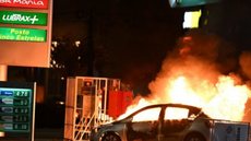 Manifestantes atearam fogo em veículos - Imagem: reprodução Twitter