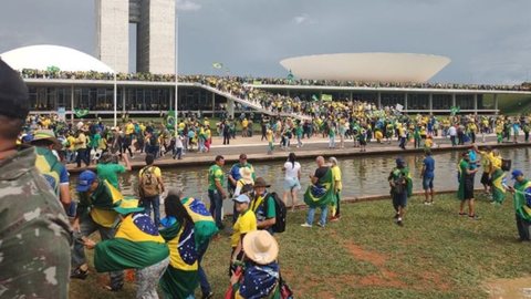 Apoiadores do ex-presidente Jair Bolsonaro (PL) ocupam prédio do Congresso Nacional, em Brasília - Imagem: reprodução/Facebook