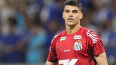 Gabriel Brazão em jogo pelo Santos - Foto: Gilson Lobo/AGIF