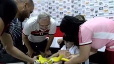 Dois meses após o acidente, Brenno ganha camisa autografada pelo elenco. - Imagem: Divulgação/TV Botafogo.