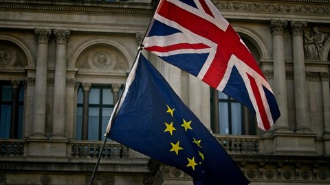 Manifestantes contrários ao Brexit voltam a pressionar por aproximação entre Reino Unido e União Europeia após críticas aos impactos econômicos da saída. - Imagem: Reprodução