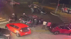 Policiais militares atendem ocorrência de jovem baleado dentro de carro no cruzamento da Rua Paim com a Avenida Nove de Julho, no Centro de São Paulo. - Imagem: Reprodução
