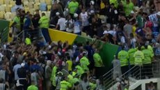 A briga começou porque torcedores brasileiros começaram a vaiar o hino argentino - Imagem: Reprodução/Youtube TNT Sports Brasil: CONFUSÃO ABSURDA NA TORCIDA! REVEJA A BRIGA GENERALIZADA NO MARACANÃ ANTES DE BRASIL X ARGENTINA
