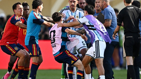 Jogadores da Argentina e da Espanha se envolvem em confusão após o apito final da decisão da Copa do Mundo de 2026, vencida pela seleção espanhola por 1 a 0 no MetLife Stadium - Imagem: Reprodução