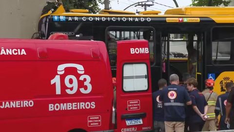 O ônibus perdeu o controle e bateu em um pilar - Imagem: Reprodução / TV Globo