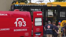 O ônibus perdeu o controle e bateu em um pilar - Imagem: Reprodução / TV Globo