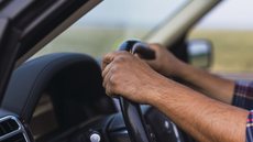 Saiba quem é a famosa cantora gospel que ostenta em Orlando enquanto o pai trabalha como motorista de aplicativo - Imagem: Reprodução/Freepik
