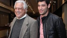 Bruno Fagundes ao lado do pai, Antonio Fagundes, em evento da TV Globo - Imagem: reprodução/Facebook
