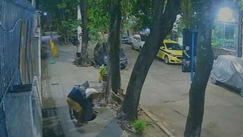 Imagem mostra suspeitos mexendo em bueiro antes de acidente com cozinheira no Rio - Imagem: Reprodução/TV Globo