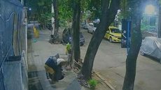 Imagem mostra suspeitos mexendo em bueiro antes de acidente com cozinheira no Rio - Imagem: Reprodução/TV Globo