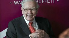 A Berkshire Hathaway de Warren Buffett acumula reservas recordes, indicando cautela em um mercado supervalorizado. - Imagem: Reprodução | X (Twitter) - @AP