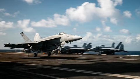 Imagem divulgada pelo Irã mostra momento em que míssil explode próximo a caça americano durante voo. - Imagem: Divulgação / Marinha dos Estados Unidos