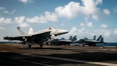 Imagem divulgada pelo Irã mostra momento em que míssil explode próximo a caça americano durante voo. - Imagem: Divulgação / Marinha dos Estados Unidos