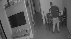 Câmera de segurança flagra momento em que yorkshire late e faz invasor fugir de apartamento na Vila Olímpia. - Imagem: Reprodução