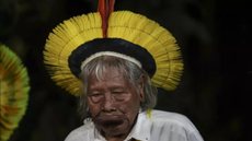 O líder indígena, reconhecido mundialmente, continua a luta pela preservação da Amazônia enquanto enfrenta problemas de saúde - Imagem: Divulgação/Ansa