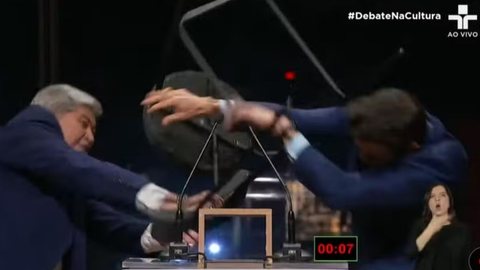 Datena perdeu o controle e, em uma cena digna dos programas que costuma apresentar, desferiu uma cadeirada em Marçal. - Imagem: Reprodução | YouTube