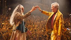 Caetano Veloso e Maria Bethânia durante apresentação da turnê de 2024 que rendeu a indicação ao Grammy. - Imagem: Reprodução/Redes Sociais.