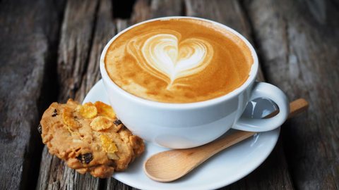 Demanda por café continua forte, especialmente no mercado internacional, enquanto os custos de produção e logística seguem elevados - Imagem: Freepik