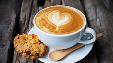 Demanda por café continua forte, especialmente no mercado internacional, enquanto os custos de produção e logística seguem elevados - Imagem: Freepik