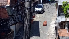 Moradores descobriram que uma funerária deixou cair, sem perceber, um caixão com o cadáver no meio da rua. - Imagem: reprodução I TV Gazeta