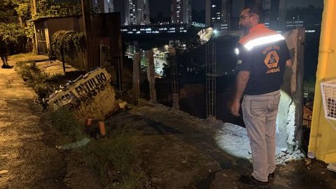 Parte da calçada cedeu após fortes chuvas em Jundiaí; família precisou ser resgatada por escada improvisada. - Imagem: Defesa Civil de SP