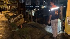Parte da calçada cedeu após fortes chuvas em Jundiaí; família precisou ser resgatada por escada improvisada. - Imagem: Defesa Civil de SP