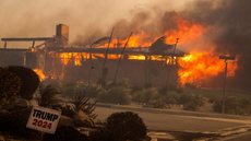 Até o momento o incêndio abrange uma área aproximada de 5.700 hectares - Imagem: Reprodução / X / @publicgazette