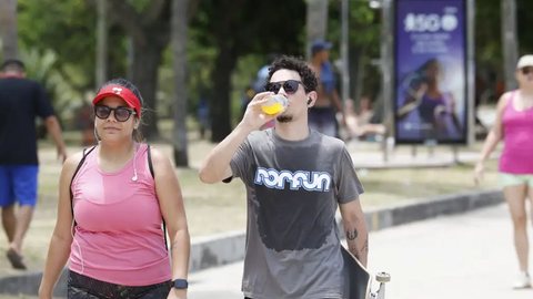 Grupos vulneráveis, como idosos e crianças, precisam de atenção especial durante ondas de calor para evitar desidratação - Imagem: Reprodução / Fernando Frazão / Agência Brasil