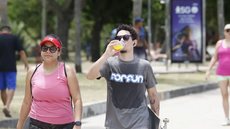 Grupos vulneráveis, como idosos e crianças, precisam de atenção especial durante ondas de calor para evitar desidratação - Imagem: Reprodução / Fernando Frazão / Agência Brasil