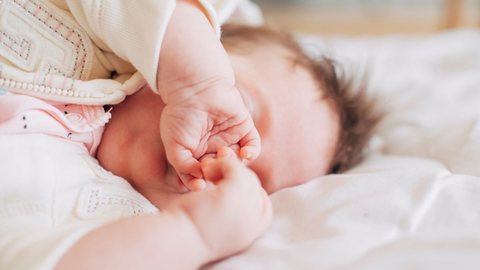 Cama compartilhada é o maior fator em casos de morte súbita de bebês; entenda - Imagem: Reprodução/Freepik