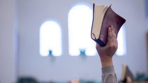 Câmara de SP aprova perdão de dívidas para instituições religiosas - Imagem: Reprodução / Freepik