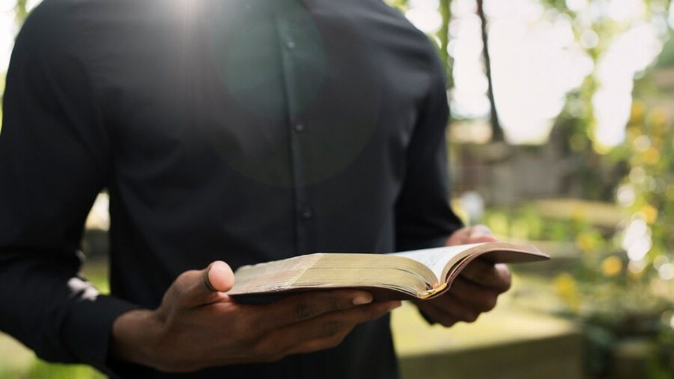 Câmara dos Deputados aprova proposta que cria o Dia Nacional do Pastor e da Pastora Evangélicos - Imagem: Reprodução / Freepik