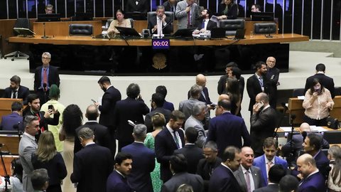Pagamentos milionários em horas extras a servidores da Câmara reacendem debate sobre transparência e privilégios no serviço público - Imagem: Lula Marques / Agência Brasil